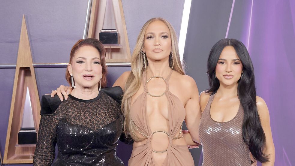 Jennifer Lopez (Mitte) moderierte die AMA-Verleihung in Las Vegas. Foto: Crash/imageSPACE via ZUMA Press Wire/dpa