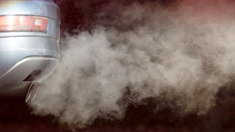 Für zu viel ausgestoßenes CO2 müssen die Autohersteller in der EU Strafe zahlen. Doch die Regeln werden gelockert. (Archivfoto) Foto: Marijan Murat/dpa