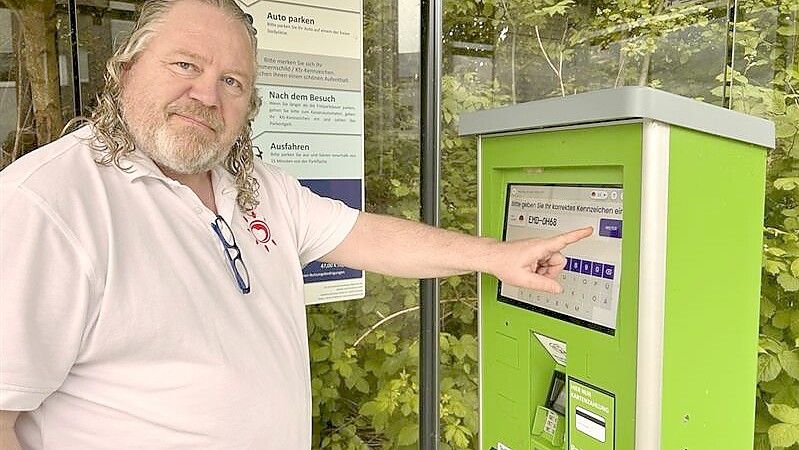 Oliver Hirsch ist Geschäftsführer der Parkplatz GbR. Das neue System habe sich trotz aller Kritik bewährt, sagt er. Foto: Stephanie Tomé