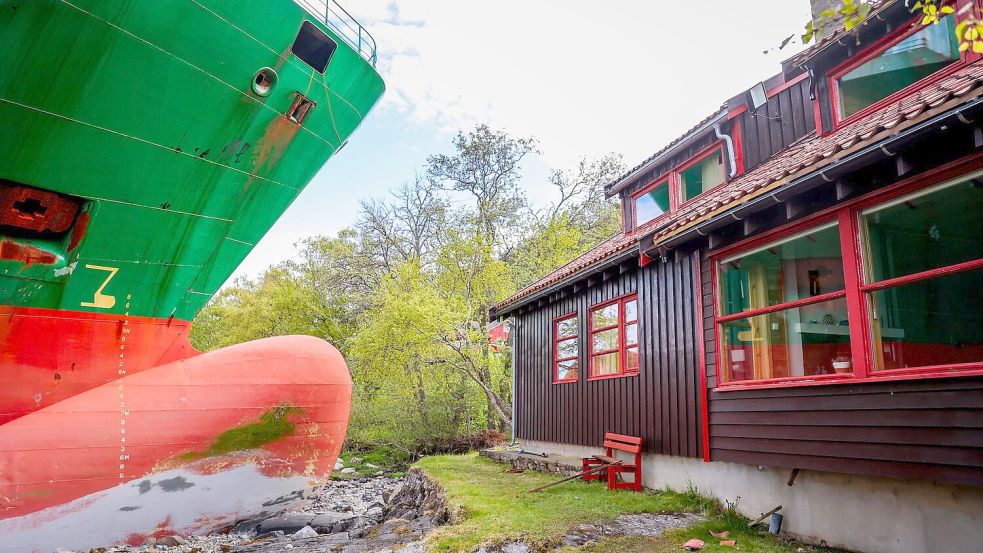 Das Schiff hätte beinahe ein Haus im norwegischen Trondheimsfjord gerammt. Foto: Jan Langhaug/NTB/dpa