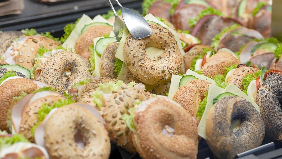 Belegte Brötchen in einer Bäckerei-Theke - manch einer, der schnell etwas essen möchte, greift hier zu. (Symbolbild) Foto: picture alliance/dpa
