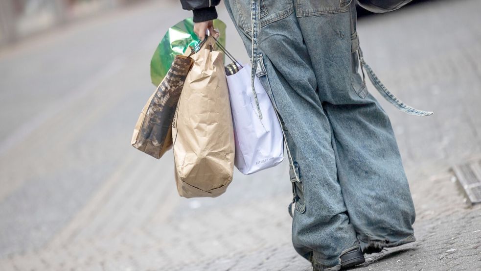 Viele Verbraucher legen ihr Geld lieber auf die hohe Kante. Foto: Thomas Banneyer/dpa