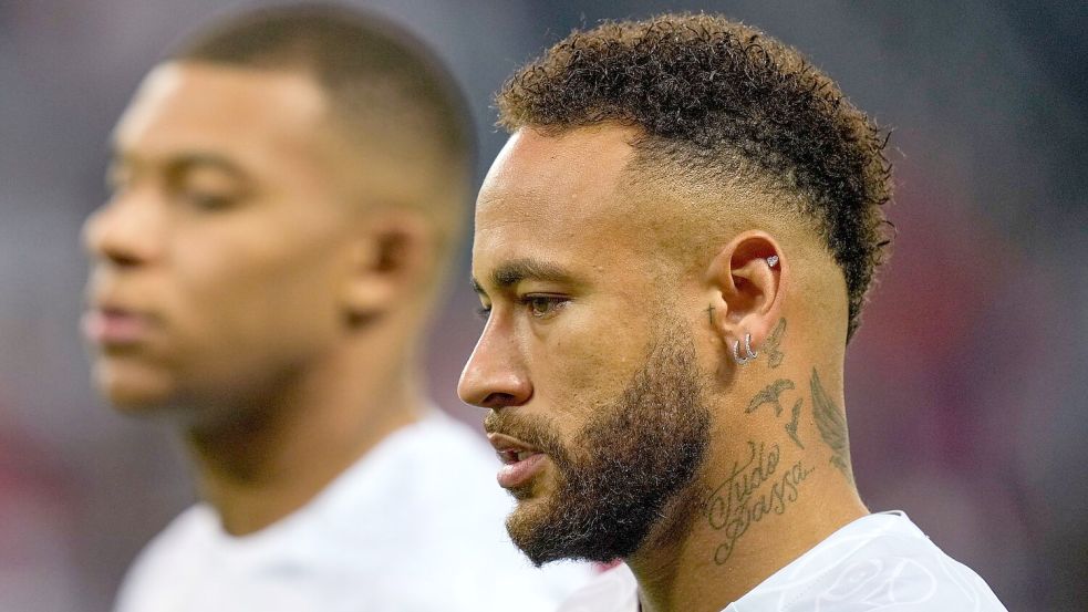 Rund 400 Millionen Euro ließ sich PSG Kylian Mbappé (links) und Neymar kosten: Der Titel in der Champions League sprang dafür nicht heraus. Foto: Thibault Camus/AP/dpa