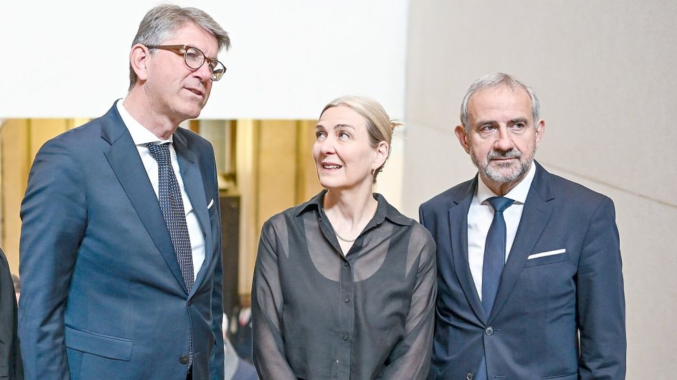 Kulturstaatsminister Wolfram Weimer (l-r), Marion Ackermann und Hermann Parzinger kommen zur Verabschiedung von Parzinger als Präsident der Stiftung Preußischer Kulturbesitz und Amtseinführung seiner Nachfolgerin in das Neue Museum. Foto: Jens Kalaene/dpa