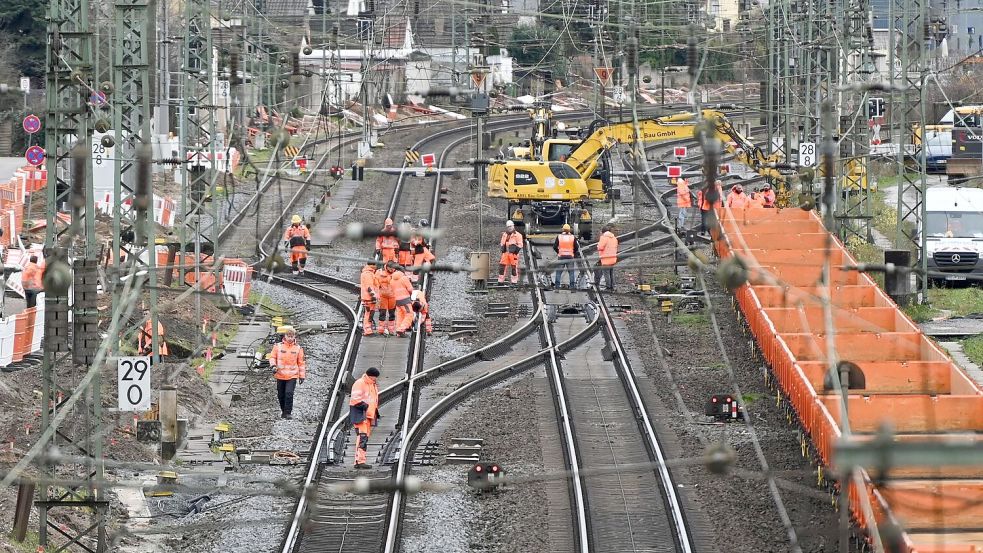 Aus dem Sondervermögen soll auch die Sanierung von Bahnstrecken finanziert werden. Foto: Arne Dedert/dpa