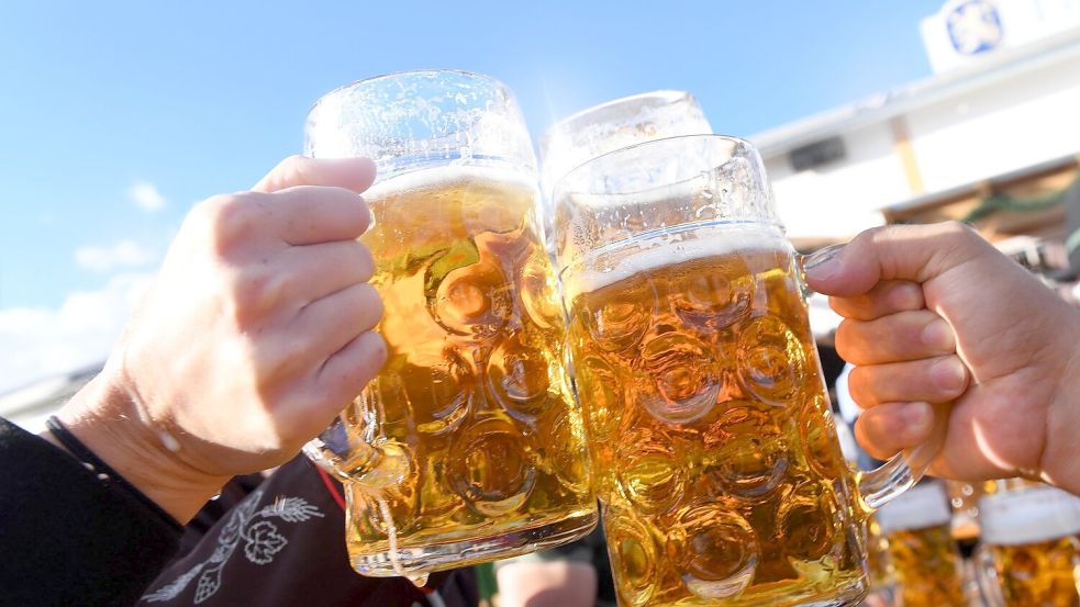 Kostet heuer bis zu 15,80 Euro: Die Wiesn-Maß. Foto: Felix Hörhager/dpa