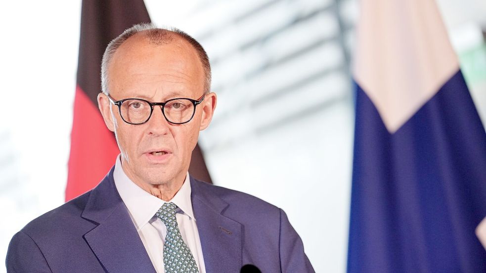 Bundeskanzler Friedrich Merz (CDU) sieht die Reichweitenfreigabe für deutsche Waffen in der Ukraine als nötig an. Foto: Kay Nietfeld/dpa