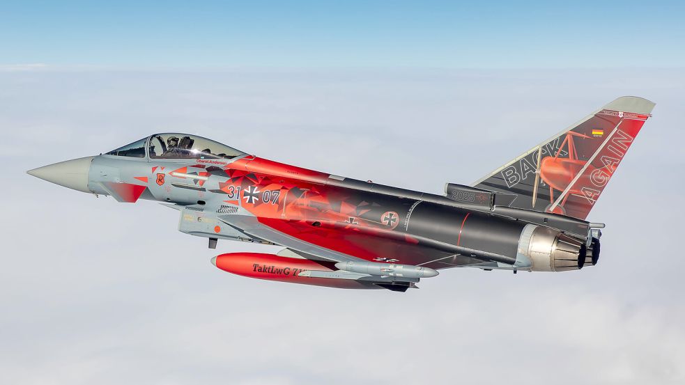 Der eigens für die Rückkehr nach Wittmund folierte Eurofighter. Foto: Christian Timmig/Bundeswehr