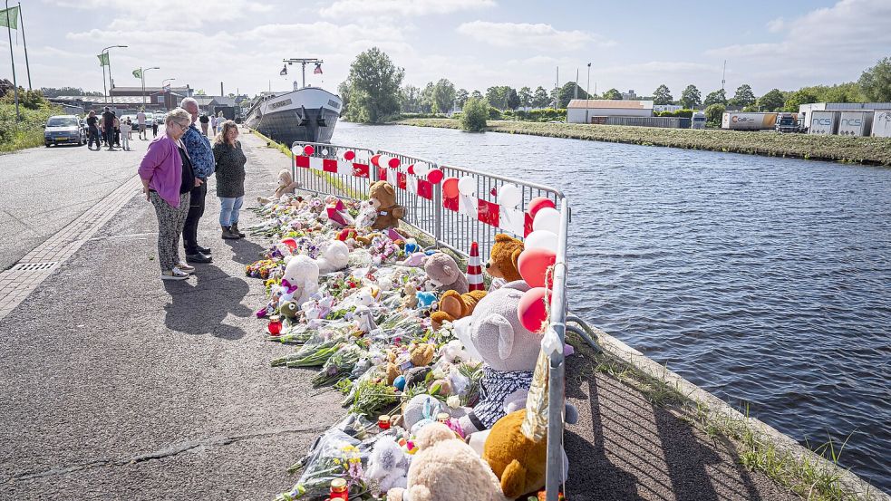 Menschen stehen an der Gedenkstätte vor Blumen und Stofftieren. Foto: Jaspar Moulijn/ANP/dpa
