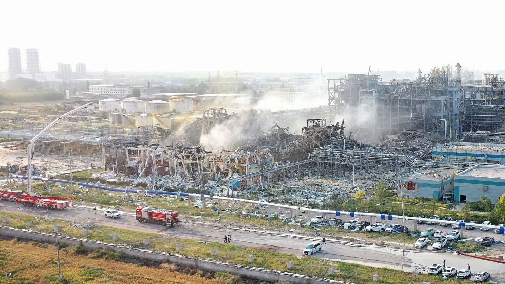 Die Feuerwehr war mit mehr als 200 Helfern vor Ort. Foto: -/XinHua/dpa