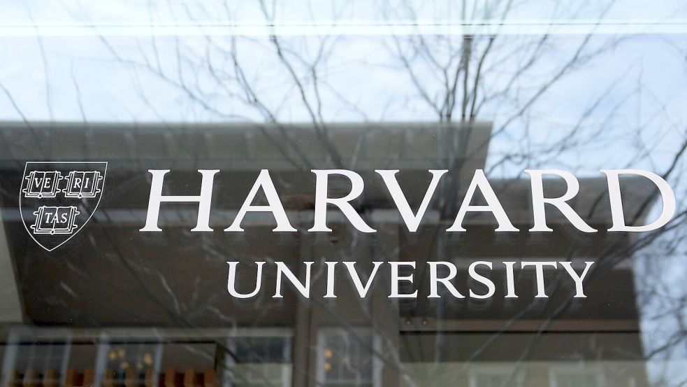Trump hat der Elite-Universität Harvard den Kampf angesagt. (Archivbild) Foto: Charles Krupa/AP/dpa
