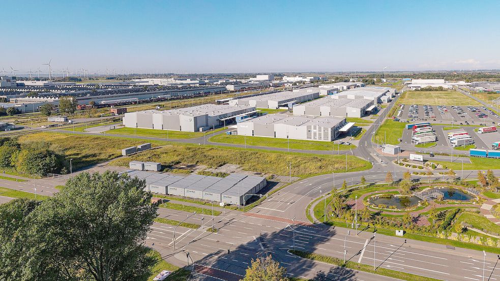 Mit der Anbindung an die größte Fabrik Ostfrieslands und damit auch an den Hafen eigentlich ein Sahnestück: der Industriepark Frisia neben VW Emden (links im Bild). Foto: Zukunft Emden GmbH