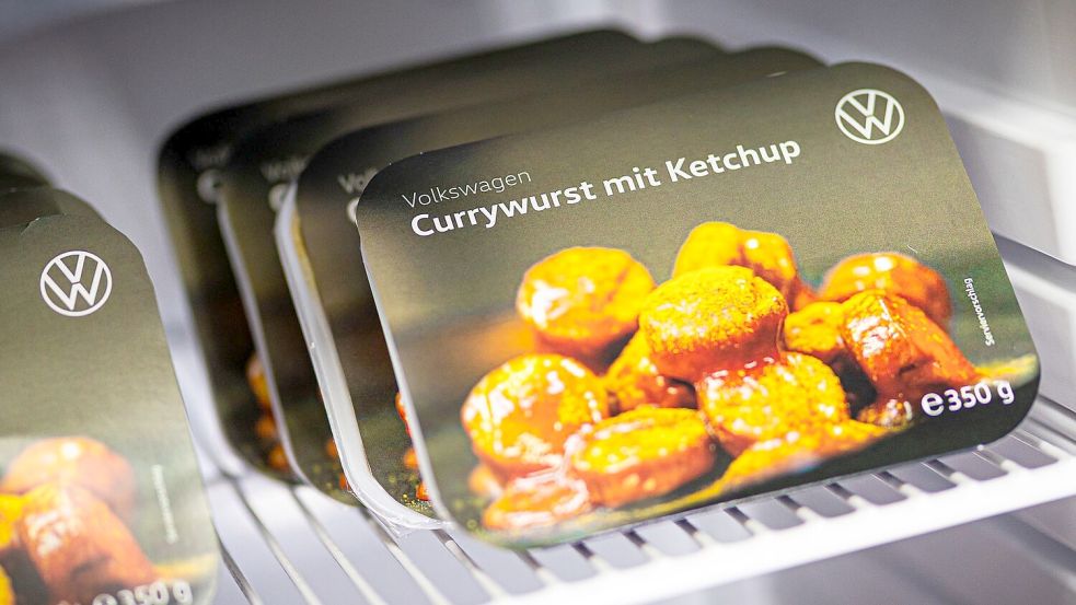 Die VW-Currywurst steht künftig auch als Fertiggericht im Supermarktregal. Foto: Moritz Frankenberg/dpa