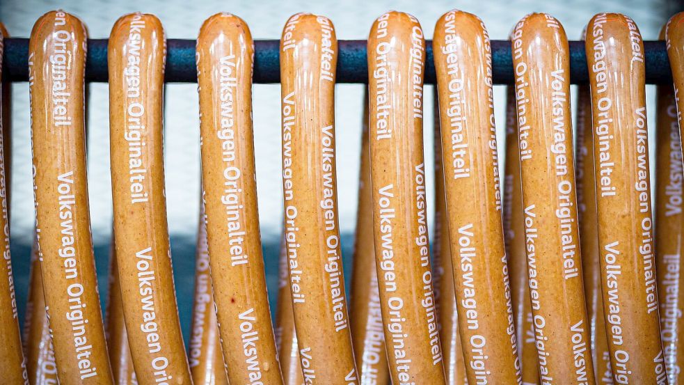 Schon bisher ist die Wurst aus der werkseigenen Fleischerei das meistverkaufte Produkt der Marke VW. Foto: Moritz Frankenberg/dpa