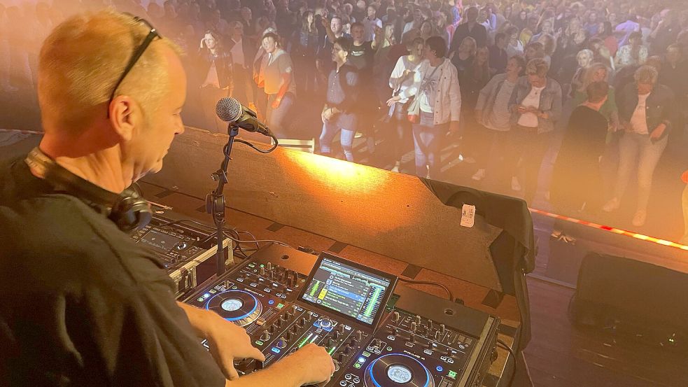 Den Plattenteller von damals tauscht Uwe Dirks gegen ein digitales DJ-Pult – aber die Musik wird die von früher sein. Foto: Ulrich de Buhr