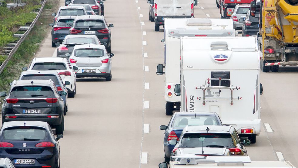 Nicht nur auf den Autobahnen ist in den kommenden Wochen mit viel Verkehr zu rechnen. Foto: Bucher/dpa