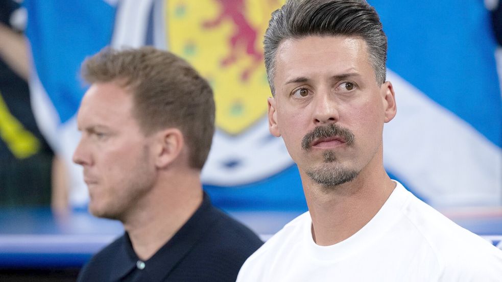 Sandro Wagner (r) wird Trainer in der Fußball-Bundesliga. Foto: Sven Hoppe/dpa