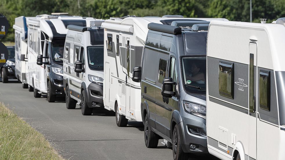 Wenn Wohnmobile seltene Parkplätze in Städten blockieren, hört der Spaß für den Autor auf. Foto: dpa/Swen Pförtner