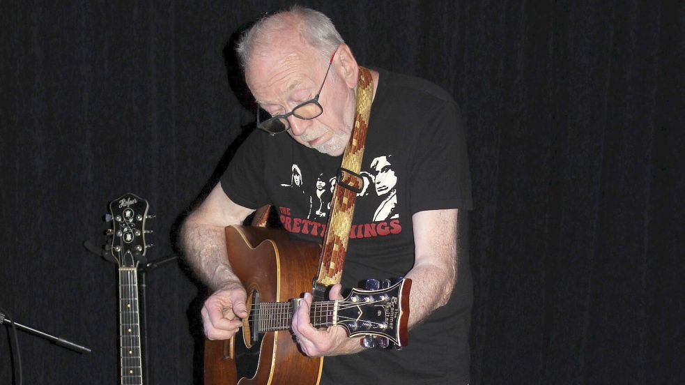 83 und kein bisschen leise: Dick Taylor, Mitbegründer der Rolling Stones, trat in Aurich auf. Foto: Niet