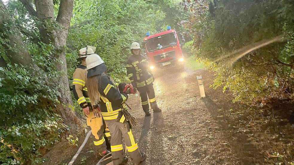 Die Feuerwehren aus Rhaudermoor und Westrhauderfehn waren am Dienstagabend, 27. Mai 2025, schnell vor Ort. Die Einsatzkräfte konnten den Brand rasch löschen. Foto: Feuerwehr