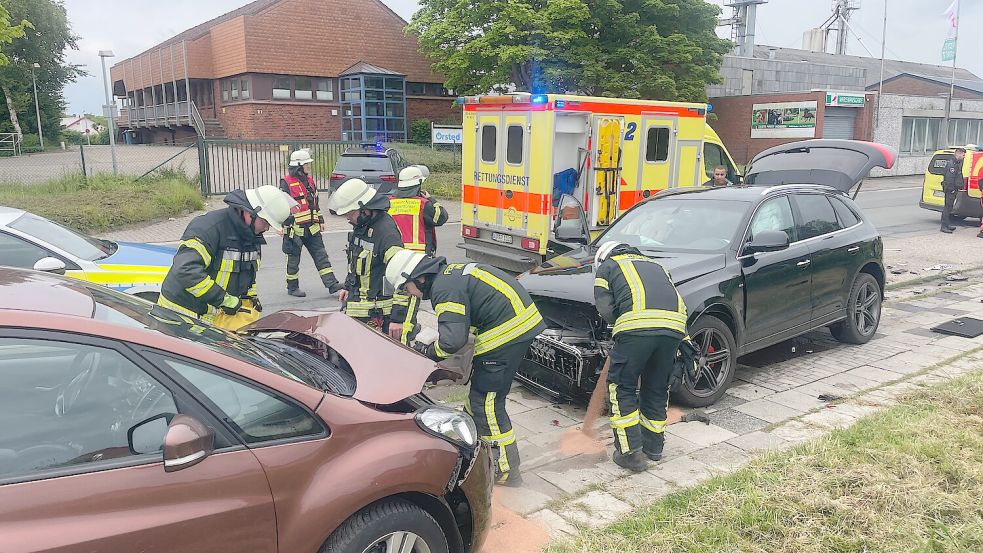 Die Feuerwehr kümmerte sich um auslaufende Betriebsstoffe. Foto: Freiwillige Feuerwehr Norden