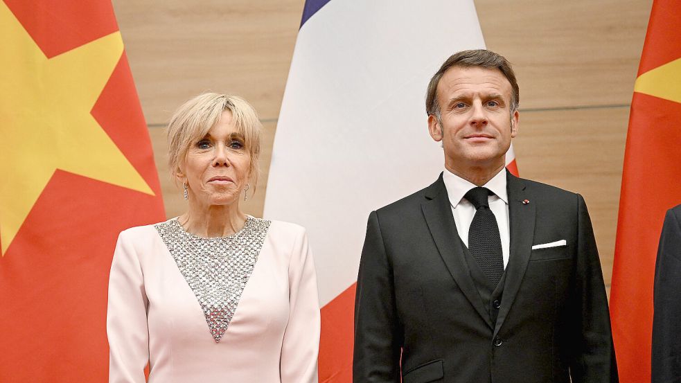 Haltung wahren in Vietnam: Emmanuel Macron und seine Frau Brigitte. Foto: IMAGO/Bestimage