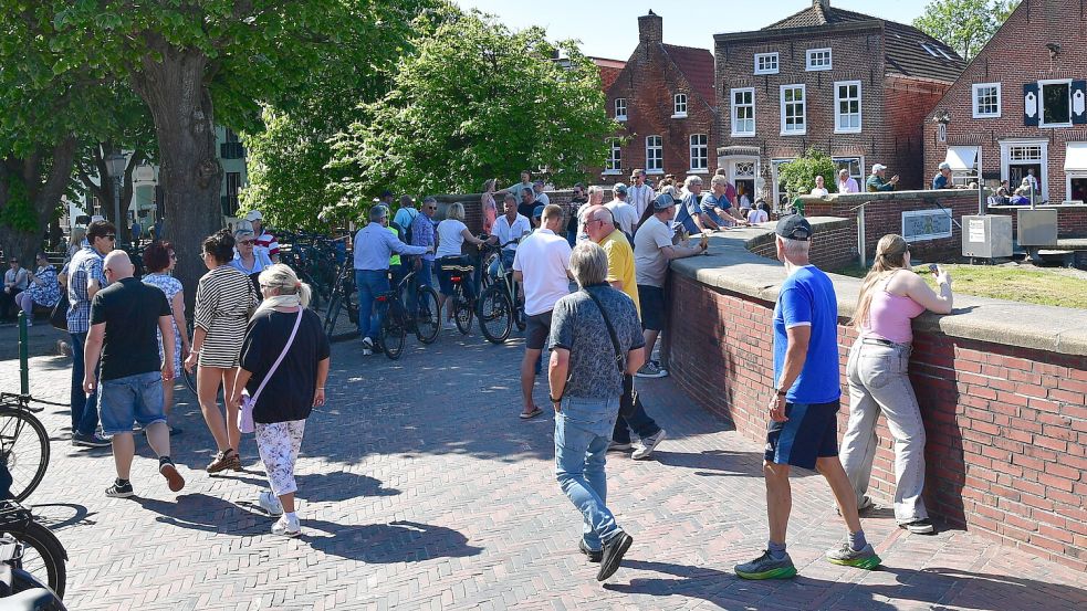 Urlaubsgäste genießen die besondere Atmosphäre in Greetsiel – doch nicht alle schätzen die Gastfreundschaft gleichermaßen. Foto: Heinz Wagenaar/Archiv