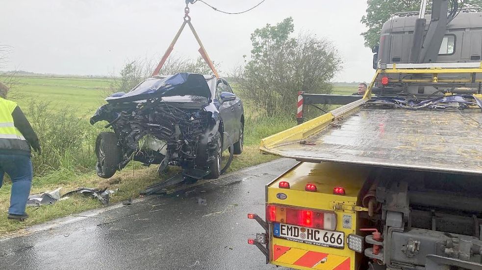 Das Auto war nach dem Unfall schwer beschädigt und nicht mehr fahrtüchtig. Es musste abgeschleppt werden. Foto: Feuerwehr Hinte