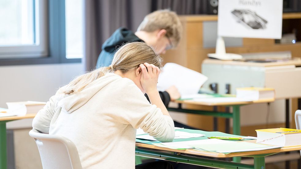 Gehören AfD-Lehrer noch ins Klassenzimmer? Die Frage sorgt für Diskussionen an den Schulen. Foto: dpa/Silas Stein
