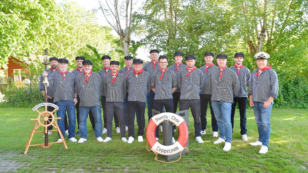 Der Shantychor in Loppersum hat 28 Mitglieder. Auf diesem Foto sind 16 von ihnen zu sehen. Foto: Heinz Wagenaar