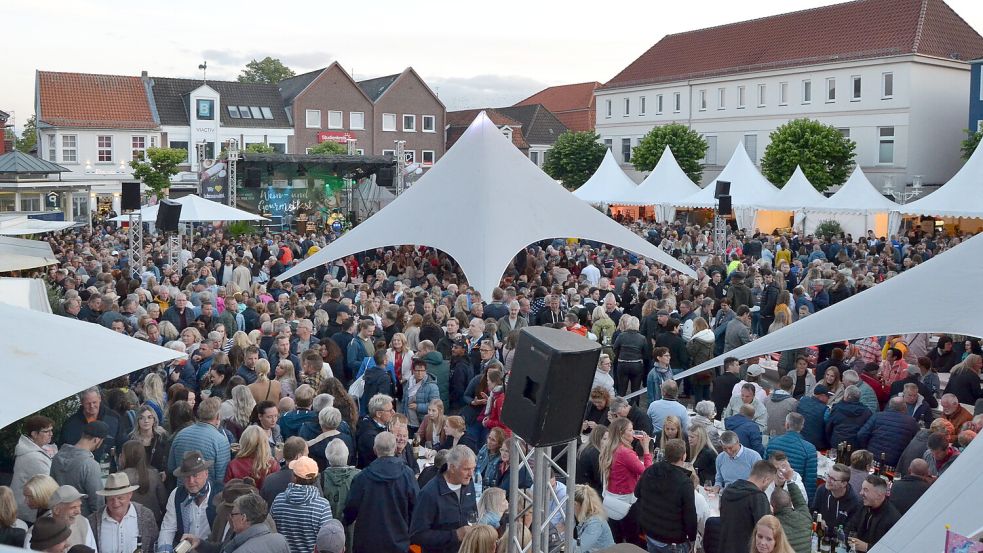 Beim Weinfest ist ab dem frühen Abend kaum noch ein Durchkommen auf dem Auricher Marktplatz. Foto: Neelke Harms