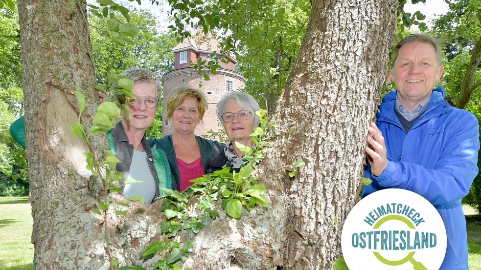 Ralf Möhlmann, Hille von Seggern, Marianne Groß und Marlene Voß sind im Kulturkreis Jümme Mitglied. Sie organisieren unter anderem den jährlichen Burggarten in Stickhausen. Foto: Klaus Ortgies