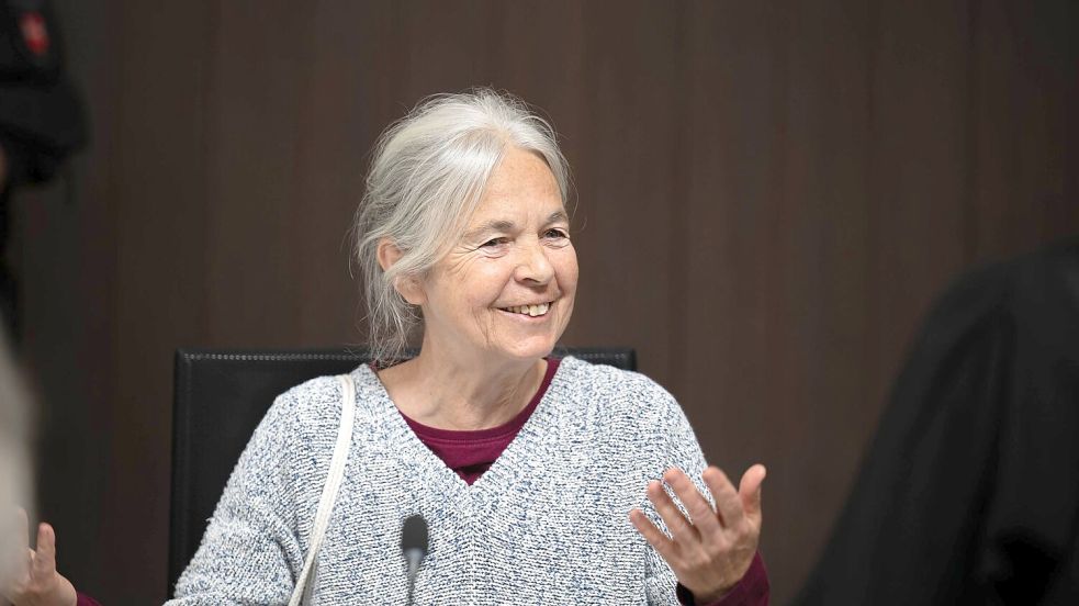 Daniela Klette kritisiert den provisorischen Gerichtssaal. Foto: Sina Schuldt/dpa POOL/dpa