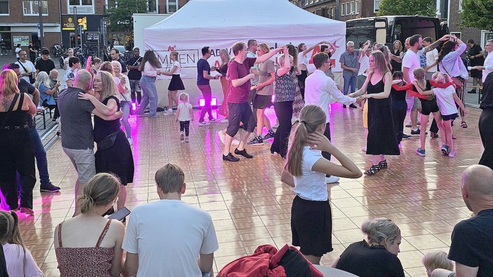 Emden tanzt. Während des Kultursommers pulsiert das Leben in Emden besonders stark Archivfoto