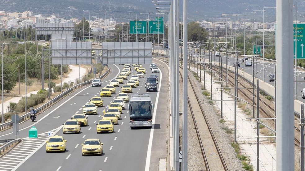 Wer zum Flughafen will, hat es schwer: Taxistreik in Athen. Foto: Socrates Baltagiannis/dpa