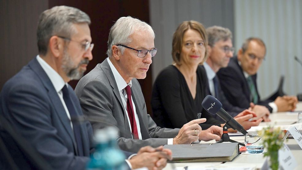 Wie umgehen mit Rechtsreferendaren, bei denen Zweifel an der Verfassungstreue besteht? Unter anderem mit dieser Frage haben sich die Präsidentinnen und Präsidenten der Oberlandesgerichte, des Kammergerichts, des Bayerischen Obersten Landesgerichts und des Bundesgerichtshofs bei ihrer Jahrestagung in Weimar beschäftigt. Foto: Martin Schutt/dpa