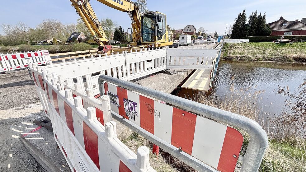 Kein Fortschritt auf der Baustelle in der Königsstraße: Der Landkreis Leer führt Probleme mit dem Beton als Grund für die Pause an. Foto: Klaus Ortgies/Archiv