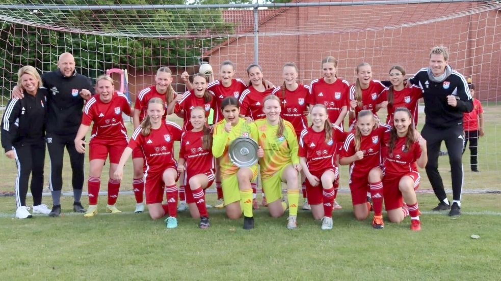 Nach dem 3:1-Sieg im letzten Ligaspiel bekamen die C-Juniorinnen des SV TiMoNo die Meisterschale überreicht. Foto: Privat