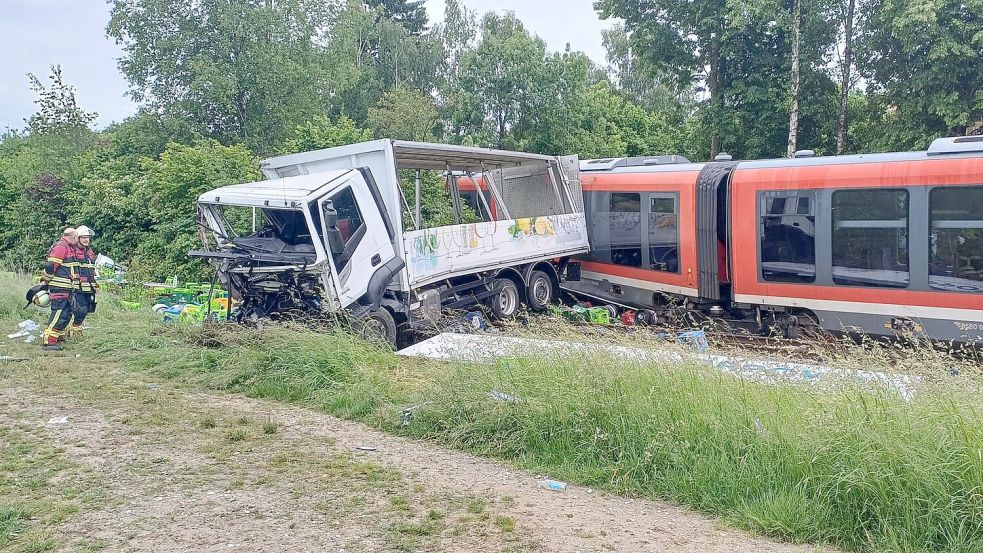 Die Bahnstrecke wurde gesperrt. Der Zug soll am Freitag geborgen werden. Foto: Helmuth Riedl/Zema Medien/dpa