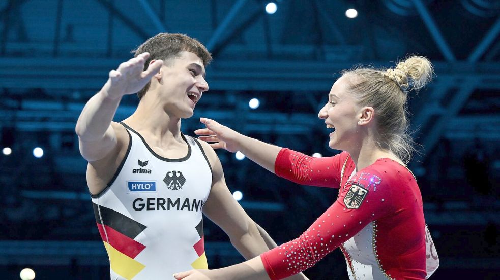 Timo Eder und Karina Schönmaier umarmen sich glücklich. Foto: Marijan Murat/dpa