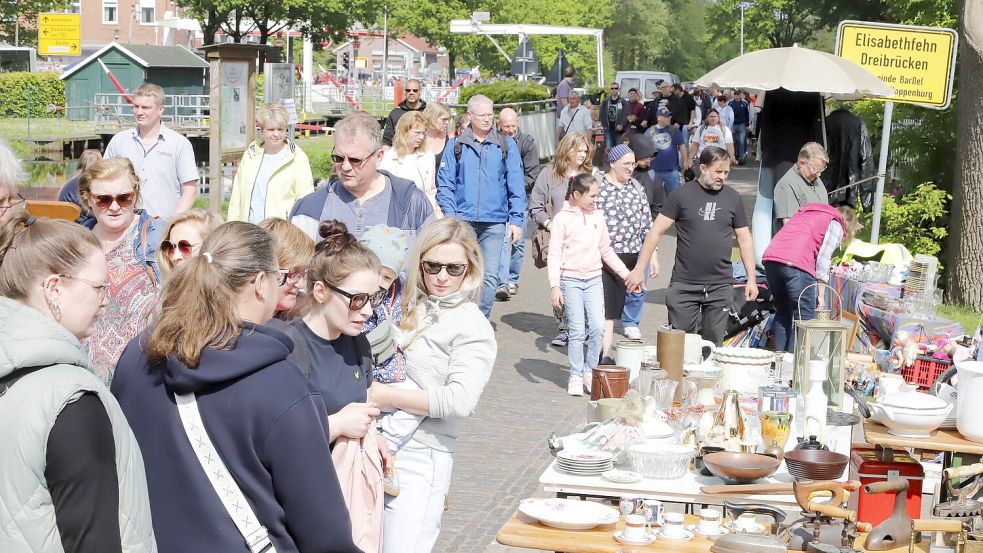 Von Geschirr über Deko, Spielzeug oder Kleidung: Die Auswahl an Schnäppchen beim Riesenflohmarkt in Elisabethfehn ist immer groß. Foto: Passmann/Archiv