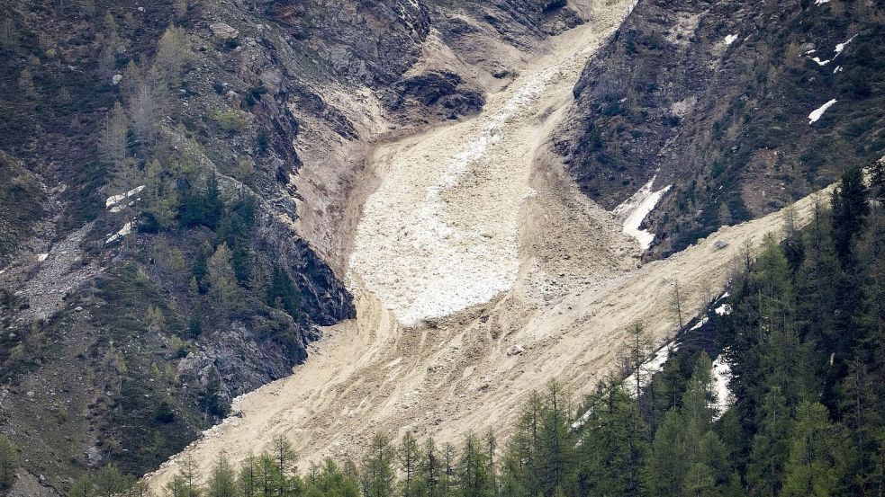 Unter dem Druck von abbröckelnden Gesteinsmassen ist der Gletscher abgebrochen. Foto: Jean-Christophe Bott/KEYSTONE/dpa