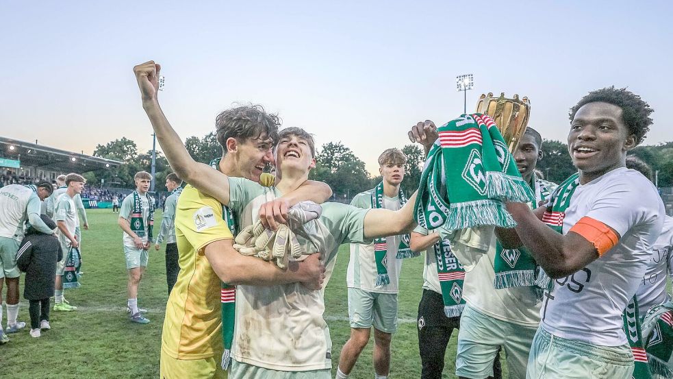 Luca Höcker (Mitte): Mit dem SV Werder Bremen schnappte er sich den U19-DFB-Pokal. Foto: IMAGO/Revierfoto