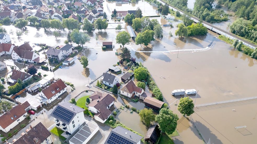 Die im Juni 2024 überschwemmte bayerische Ortschaft Reichertshofen. Nur die Hälfte der deutschen Wohngebäude ist gegen Elementarschäden versichert, die neue Bundesregierung will daher eine Pflichtversicherung einführen. Foto: Sven Hoppe/dpa