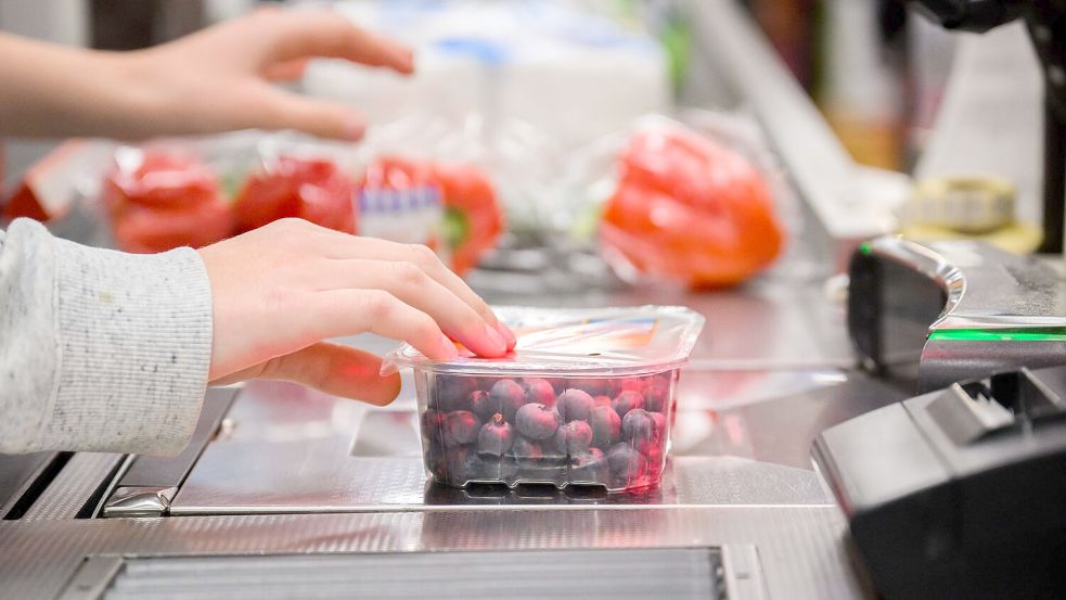 Mittlerweile bekommt man Heidelbeeren zu jeder Jahreszeit. (Archivfoto) Foto: Julian Stratenschulte/dpa