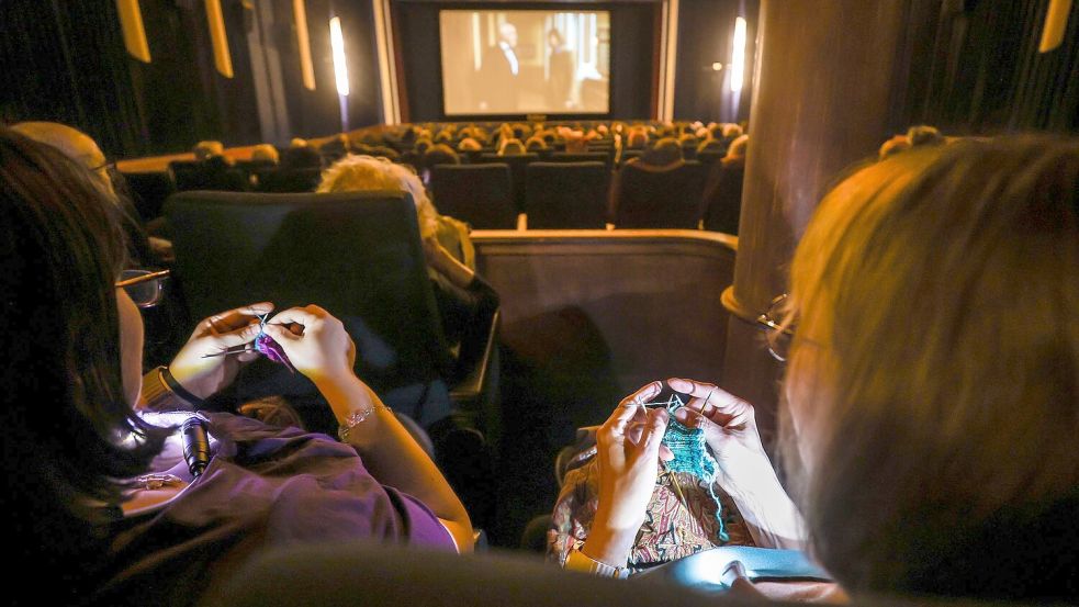 Beim „Strick-Kino“ wie hier in Mannheim stricken die Kinobesucher(innen) und genießen nebenher einen Film. Foto: Christoph Schmidt/dpa
