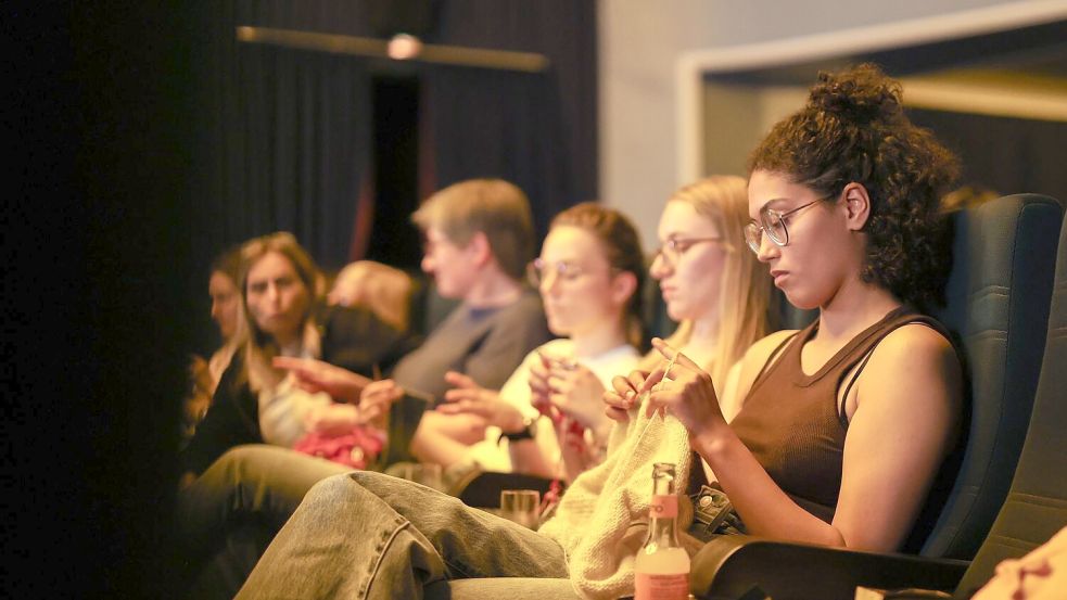 Multitasking im Kinosaal: Vom Alter ist das Publikum im „Strick-Kino“ gemischt. Foto: Christoph Schmidt/dpa
