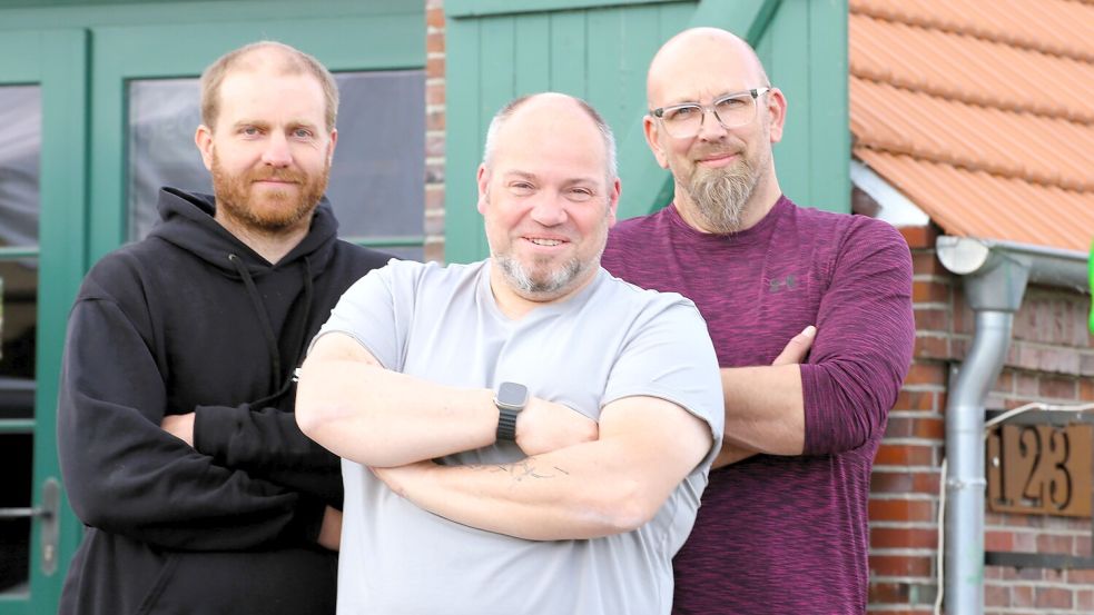 Der Koch Lars Hassler (Mitte) und der Landwirt Theo Schneider (links) haben sich mit Stefan und Kerstin (nicht auf dem Bild) Budde zusammengetan. Foto: Nicole Böning