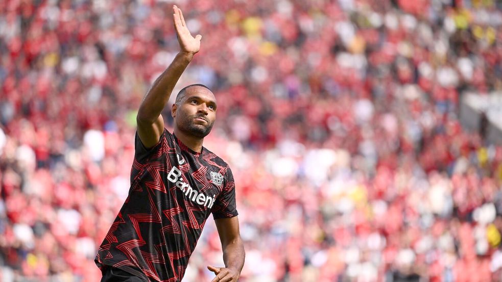 Trikotwechsel: Jonathan Tah bei seinem Abschied aus Leverkusen. Foto: Marius Becker/dpa