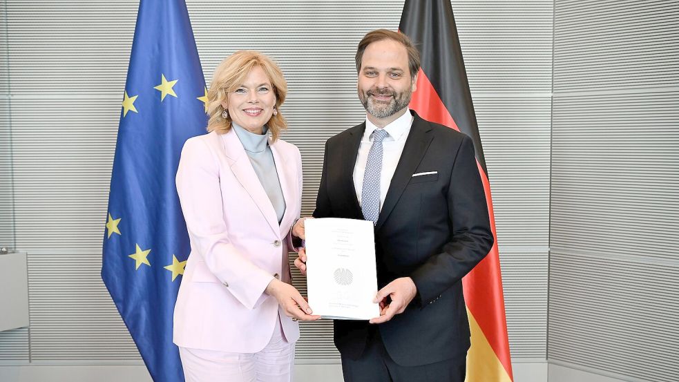 Die Bundestagspräsidentin Julia Klöckner (links) überreicht Paul Göttke (rechts) die Ernennungsurkunde zum Staatssekretär. Foto: Deutscher Bundestag/Stella von Sakldern